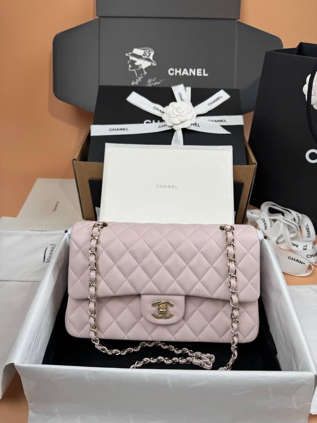 原厂皮 系列 :25.5Cm 顶级升级版 时尚与经典融为一体，永不过时 皮料：原厂进口浅粉细球纹小牛皮 五金：全钢浅金色五金 Size：W25.5×H15.5×