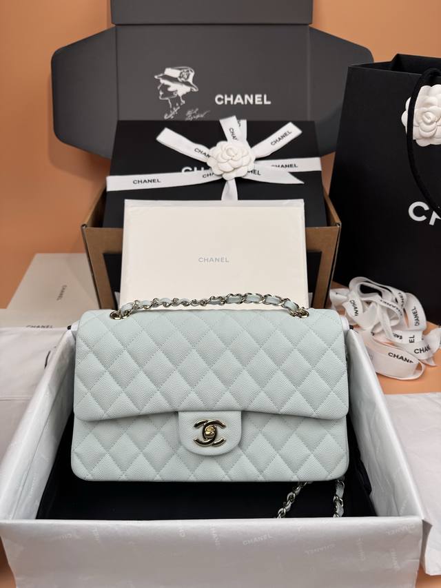 原厂皮 系列 :25.5Cm 顶级升级版 时尚与经典融为一体,永不过时 皮料:原厂进口浅蓝细球纹小牛皮 五金:全钢浅金色五金 Size:W25.5×H15.5× 原厂皮 系列 :25.5Cm 顶级升级版 时尚与经典融为一体,永不过时 皮料:原厂进口浅蓝细球纹小牛皮 五金:全钢浅金色五金 Size:W25.5×H15.5×