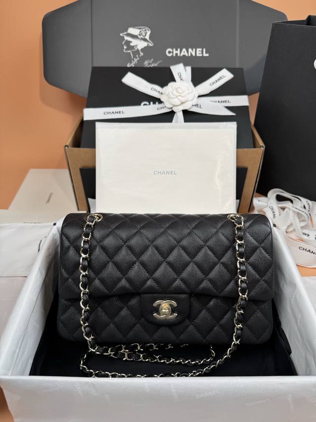 原厂皮 系列 :25.5Cm 顶级升级版 时尚与经典融为一体，永不过时 皮料：原厂进口黑色细球纹小牛皮 五金：全钢浅金色五金 Size：W25.5×H15.5×