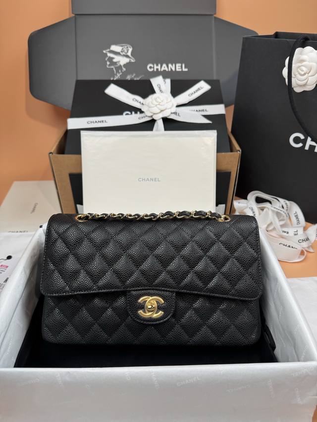 原厂皮 系列 :25.5Cm 顶级升级版 时尚与经典融为一体，永不过时 皮料：原厂进口黑色球纹小牛皮 五金：全钢金色五金 Size：W25.5×H15.5×D6