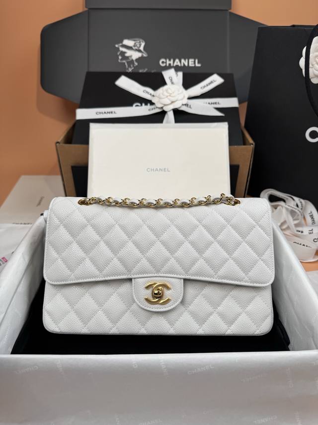 原厂皮 系列 :25.5Cm 顶级升级版 时尚与经典融为一体,永不过时 皮料:原厂进口黑色球纹小牛皮 五金:全钢金色五金 Size:W25.5×H15.5×D6 原厂皮 系列 :25.5Cm 顶级升级版 时尚与经典融为一体,永不过时 皮料:原厂进口黑色球纹小牛皮 五金:全钢金色五金 Size:W25.5×H15.5×D6