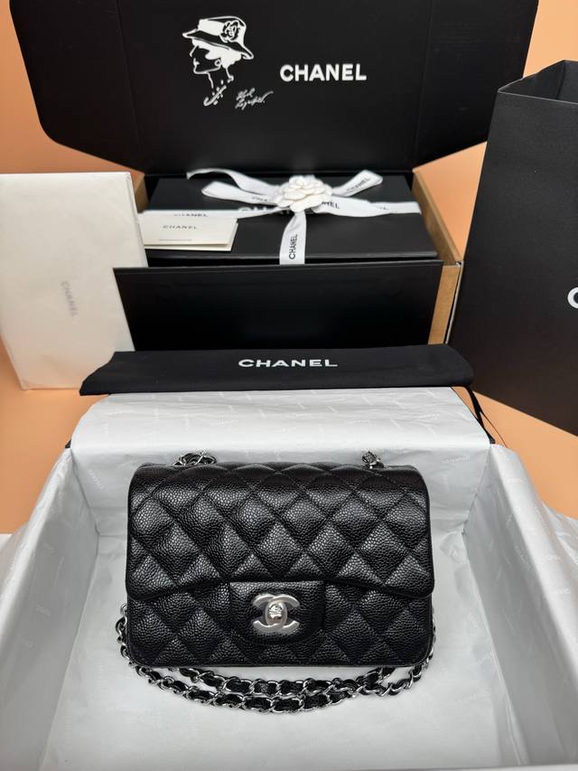 原厂皮 系列 :20Cm 顶级升级版 时尚与经典融为一体，永不过时 皮料：原厂进口黑色球纹小牛皮 五金：全钢银色 Size：W20×H12×6Cm 型号：111