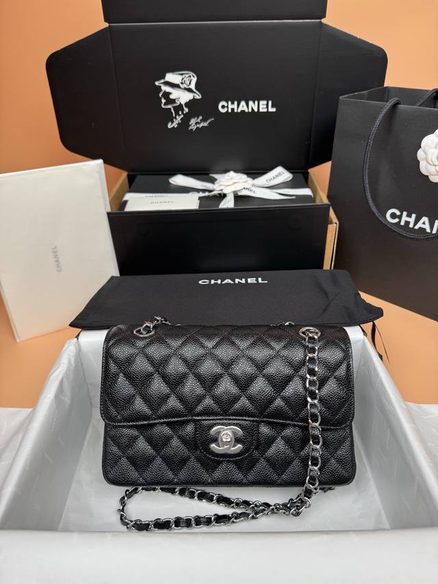 原厂皮 系列 :23Cm 顶级升级版 时尚与经典融为一体，永不过时 皮料：原厂进口黑色球纹小牛皮 五金：全钢银色 Size：W23×H14.5×6Cm 型号：A