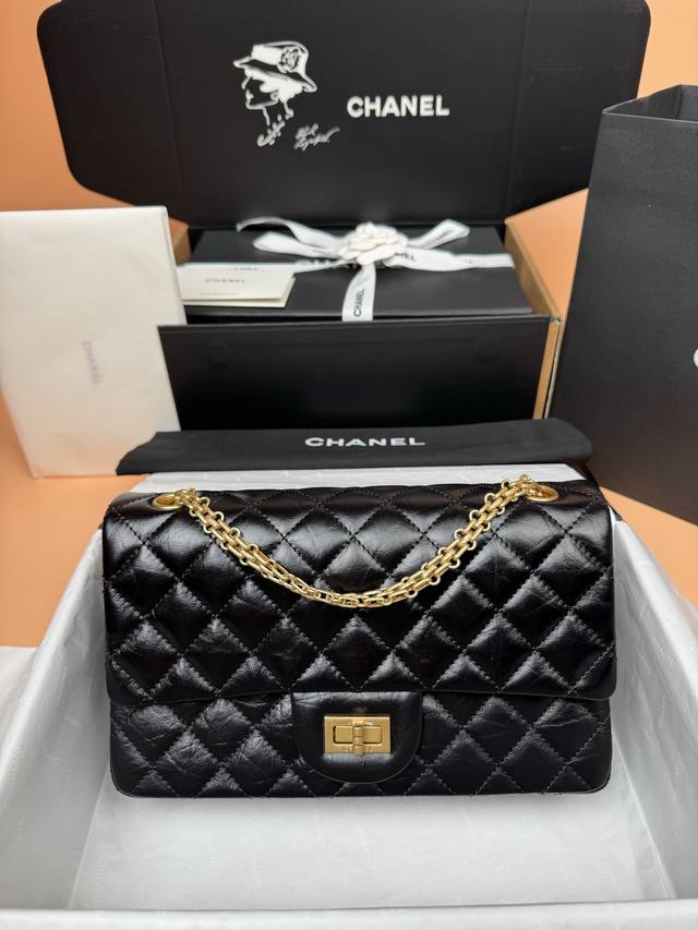 原厂皮 系列 :25.5Cm 顶级升级版 时尚与经典融为一体，永不过时 皮料：原厂大象纹胎黑色牛皮 五金：全钢复古金色 Size：W25.5×H16×D8Cm