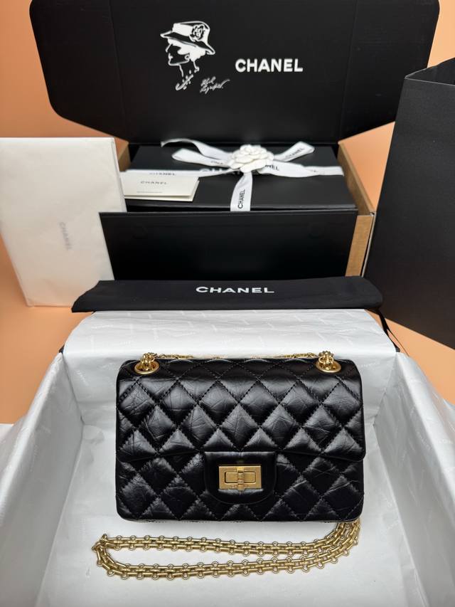 原厂皮 系列 :20Cm 顶级升级版 时尚与经典融为一体,永不过时 皮料:原厂大象纹胎黑色牛皮 五金:全钢复古金色 Size:W20×H13×D8Cm 型号:A 原厂皮 系列 :20Cm 顶级升级版 时尚与经典融为一体,永不过时 皮料:原厂大象纹胎黑色牛皮 五金:全钢复古金色 Size:W20×H13×D8Cm 型号:A