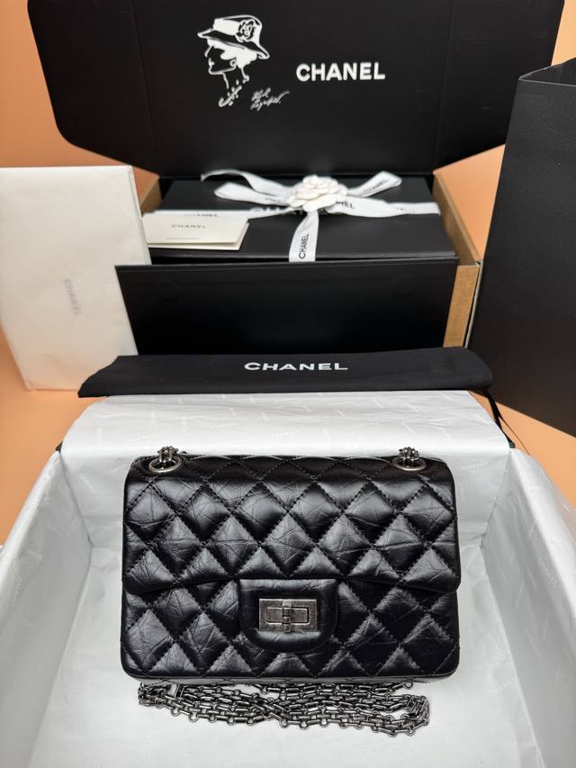 原厂皮 系列 :20Cm 顶级升级版 时尚与经典融为一体，永不过时 皮料：原厂大象纹胎黑色牛皮 五金：全钢复古银色 Size：W20×H13×D8Cm 型号：A