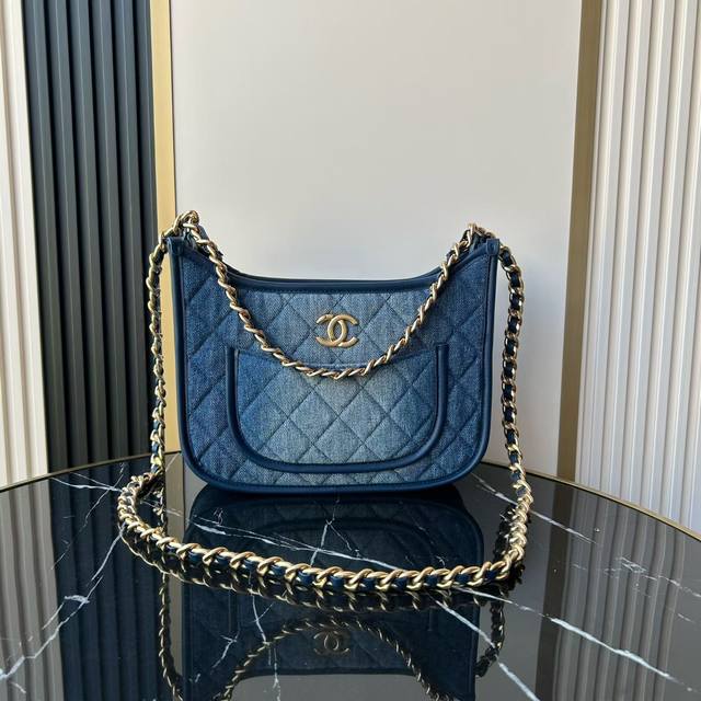 24S 春夏系列 24S牛仔Hobo 24S牛仔Hobo！ 跟伊芙琳一样的包型 上身超级可爱！自重也蛮轻， 真的是非常松弛的旅行包包 渐变的水洗颜色也很好看！很