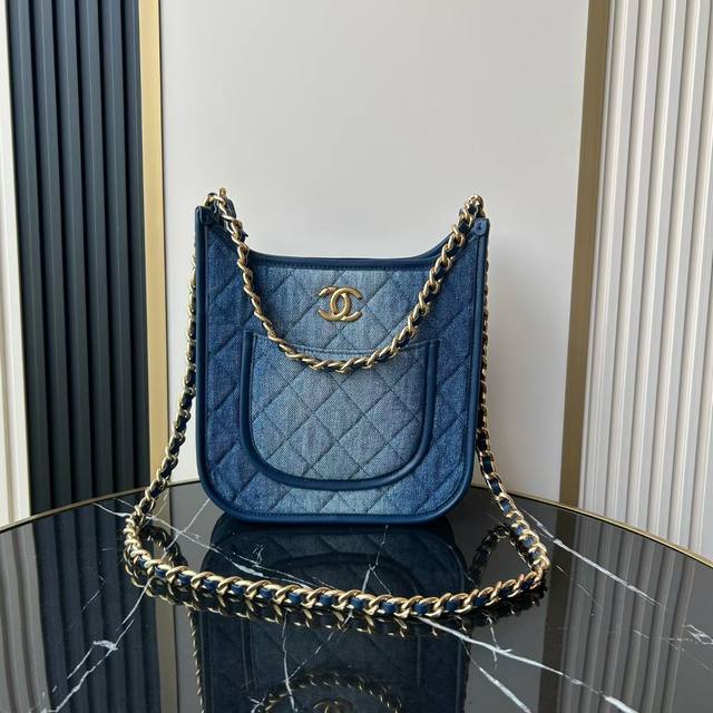 24S 春夏系列 24S牛仔Hobo 24S牛仔Hobo！跟伊芙琳一样的包型 上身超级可爱！自重也蛮轻， 真的是非常松弛的旅行包包 渐变的水洗颜色也很好看！很好