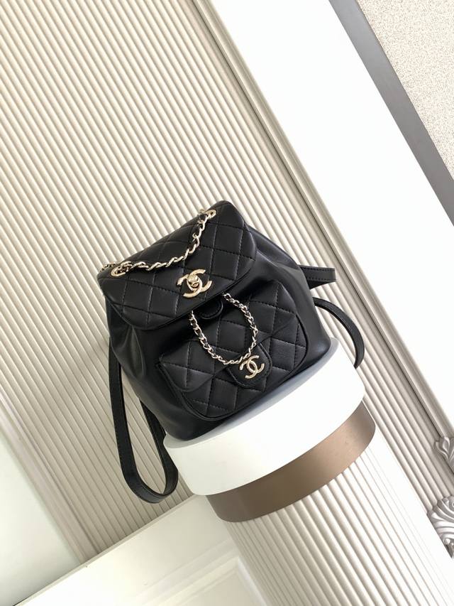 22A系列 As2908羊皮Duma双肩小背包 女款背包 一眼爱上这个羊皮，这个白不用担心了，耐脏喔！容量超感人～夏天的花洋装搭这个一定无敌仙女！冬天背也超仙♀