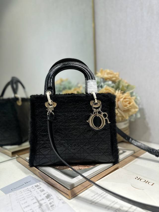 正品级 ，高版本 中号Lady D Ior戴妃五格手袋 黑拼黑毛 这款 Lady D Ior 手袋集中体现了 D Ior 对优雅和美丽的深刻洞见。时髦典雅的设计