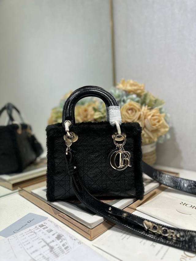 正品级 ,高版本 小号Lady D Ior戴妃四格手袋 黑拼黑毛 这款 Lady D Ior 手袋集中体现了 D Ior 对优雅和美丽的深刻洞见。时髦典雅的设计 正品级 ,高版本 小号Lady D Ior戴妃四格手袋 黑拼黑毛 这款 Lady D Ior 手袋集中体现了 D Ior 对优雅和美丽的深刻洞见。时髦典雅的设计