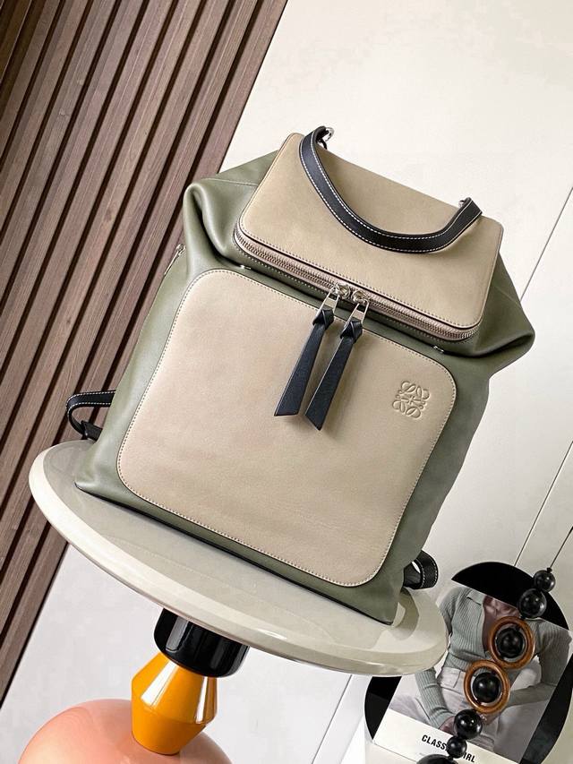 原厂皮 最新Goya Backpack系列双肩书包背包全新做法 更为人性化定制小牛皮纺织内衬 ,双向拉链开合 背带可自行调节长短 用途广泛双肩背、单肩背或手提携 原厂皮 最新Goya Backpack系列双肩书包背包全新做法 更为人性化定制小牛皮纺织内衬 ,双向拉链开合 背带可自行调节长短 用途广泛双肩背、单肩背或手提携