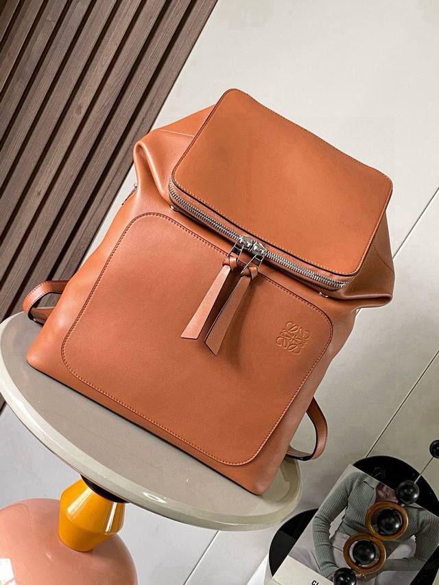 原厂皮 最新Goya Backpack系列双肩书包背包全新做法 更为人性化定制小牛皮纺织内衬 ，双向拉链开合 背带可自行调节长短 用途广泛双肩背、单肩背或手提携