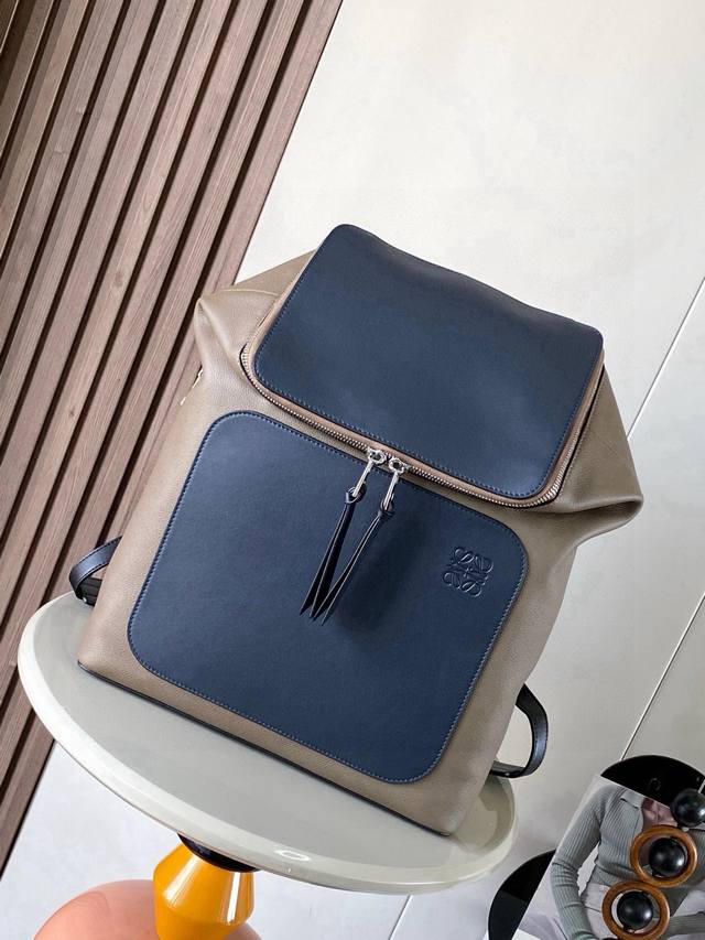 原厂皮 最新Goya Backpack系列双肩书包背包全新做法 更为人性化定制小牛皮纺织内衬 ，双向拉链开合 背带可自行调节长短 用途广泛双肩背、单肩背或手提携