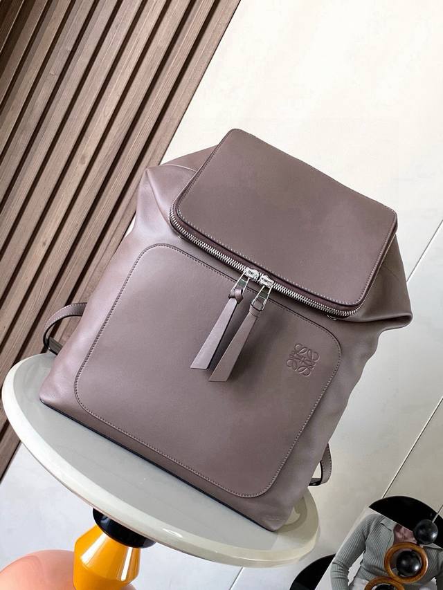 原厂皮 最新Goya Backpack系列双肩书包背包全新做法 更为人性化定制小牛皮纺织内衬 ，双向拉链开合 背带可自行调节长短 用途广泛，双肩背、单肩背或手提