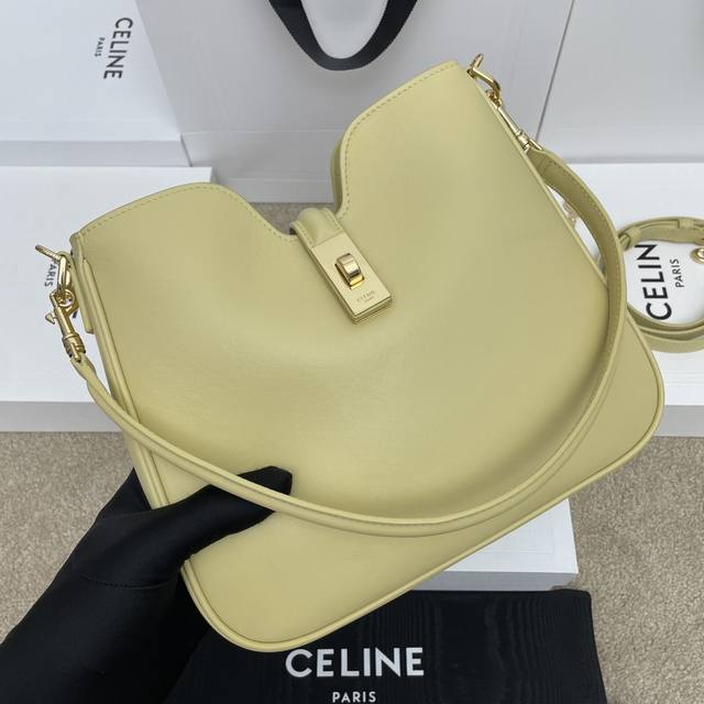 正品级 Camille 16 Soft小号光滑牛皮革手袋 本款型无法装下较大的Ipad等智能平板电脑 牛皮革 羊皮革衬里 手提、肩背和斜挎 旋转锁扣开合 1个主