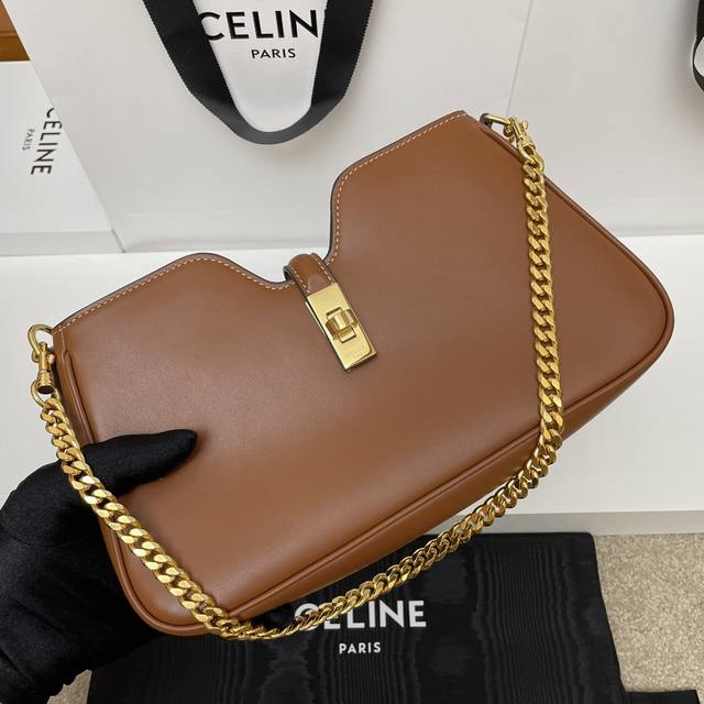 正品级 Camille 16 Soft肩背包 牛皮革 羊皮革衬里 金色饰 旋转锁扣开合 1个主隔层 1个内侧扁平口袋 可拆卸肩带 最小长度9.84英寸 25厘米