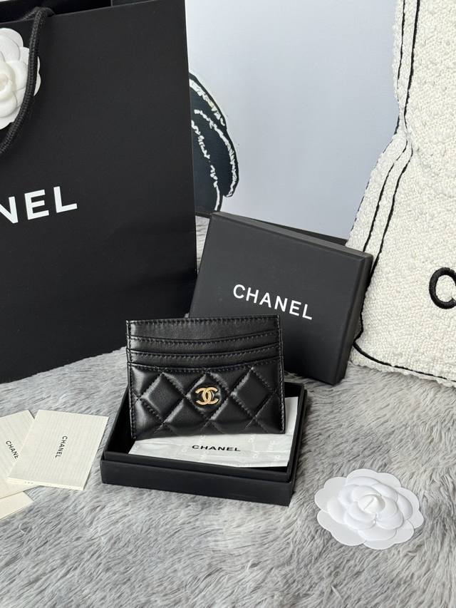 Chanel 2025 新品 卡片包小羊皮 七个卡位 可放零钱 进口意大利小羊皮制作+五金Logo 全钢 太美了 超爱的 颜色如图所示明，收纳方便快捷，迷你卡包