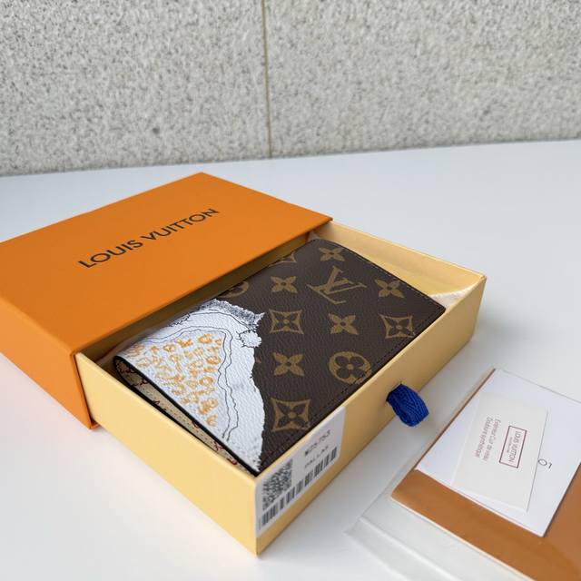 正品级 顶级原单 M25753护照动物爱好者会喜爱这款充满趣味的护照封面，它由前 美国Vogue 创意总监格蕾丝 科丁顿绘制的一幅甜蜜的手绘插图制成。这是科丁顿