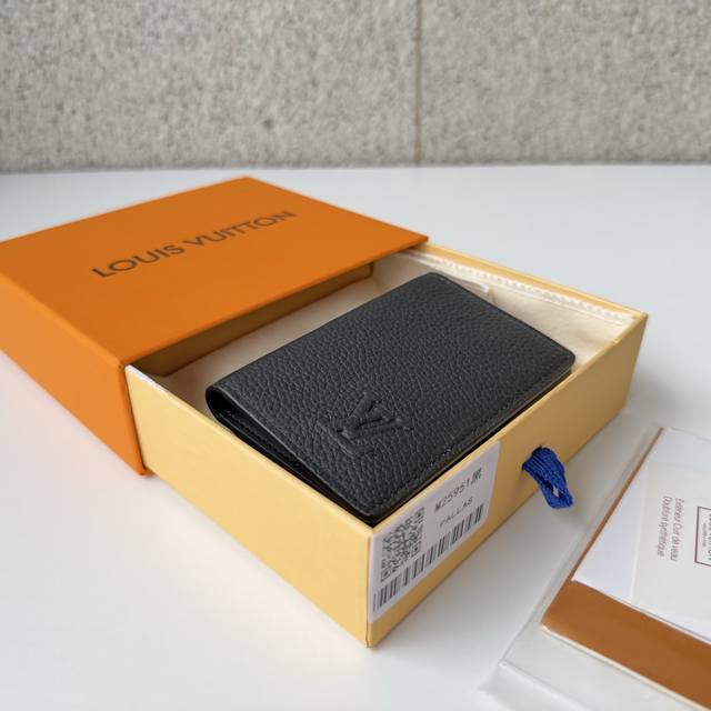 正品级 顶级原单 M25951黑像经过蜡加工的皮革使用发光,紧凑实用的“Organizer De posh”。这是作为“Lv Aerogram”系列的一部分而推 正品级 顶级原单 M25951黑像经过蜡加工的皮革使用发光,紧凑实用的“Organizer De posh”。这是作为“Lv Aerogram”系列的一部分而推