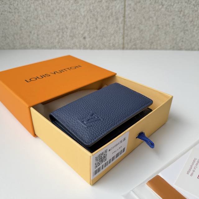 正品级 顶级原单 M25984蓝色像经过蜡加工的皮革使用发光,紧凑实用的“Organizer De posh”。这是作为“Lv Aerogram”系列的一部分而 正品级 顶级原单 M25984蓝色像经过蜡加工的皮革使用发光,紧凑实用的“Organizer De posh”。这是作为“Lv Aerogram”系列的一部分而