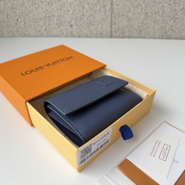 正品级 顶级原单 M26250蓝色三折“维克多钱包”采用蜡加工的皮革，营造出精致的氛围。取下这款极其实用的物品的按扣后，追求功能性的内饰就会显现出来。它的特点是