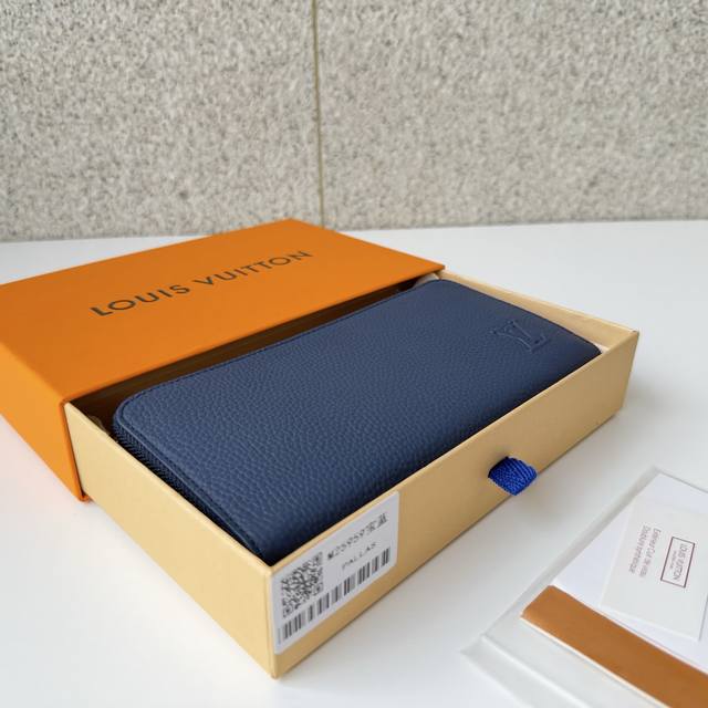 正品级 顶级原单 M25959蓝色拉链采用柔软质感的蜡加工皮革，打造出现代印象的“吉普提钱包地平线”。圆形拉链式长钱包侧面带插槽，打开后会出现12个卡槽和中央拉