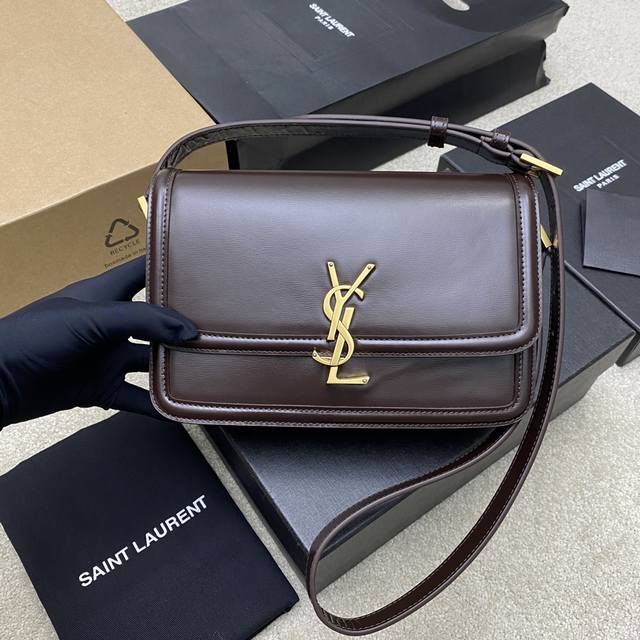 原厂皮 朱砂红 古金 Solferino 最瞩目的秋冬新品-Solferino 采用高级的Box牛皮，手感皮面柔韧度都非常好，内里设计三层风琴隔，轻松容纳日常出