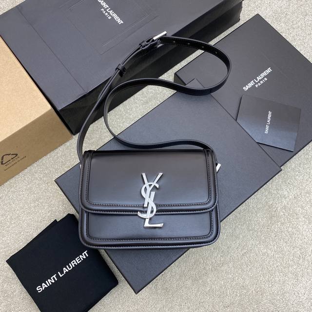 原厂皮 牙签纹黑色 银 最瞩目的秋冬新品-Solferino 包包两个尺寸，采用高级的Box牛皮，手感皮面柔韧度都非常好，内里设计三层风琴隔，轻松容纳日常出街的