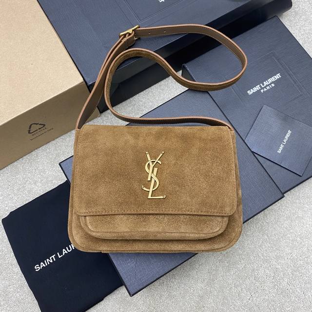 原厂皮 磨砂棕 古金 新款Saint Laurent 经典Niki 手袋推出全新独特Besace 马鞍包型，采用焦糖棕色植鞣牛皮打造包身，饰以柔软心翻盖开合，烘