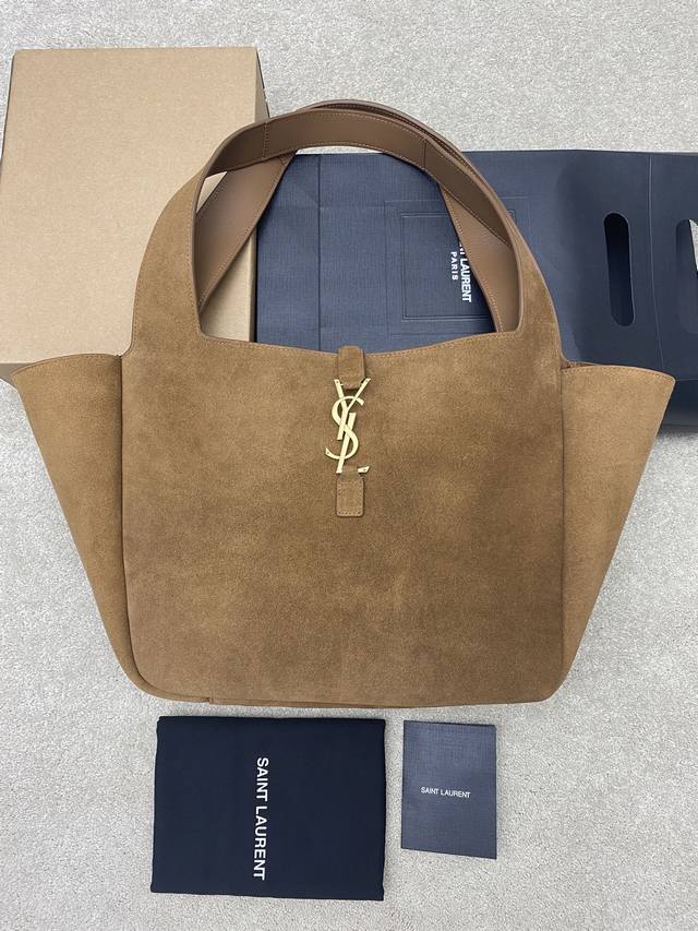 原厂皮 磨砂棕 古金 新款Bea手袋的横款托特包版本，皮革袢扣开合，饰以Le Cassandre。空间充裕，搭配同色系绒面革衬里，设有一个主隔层和一个内部拉链口