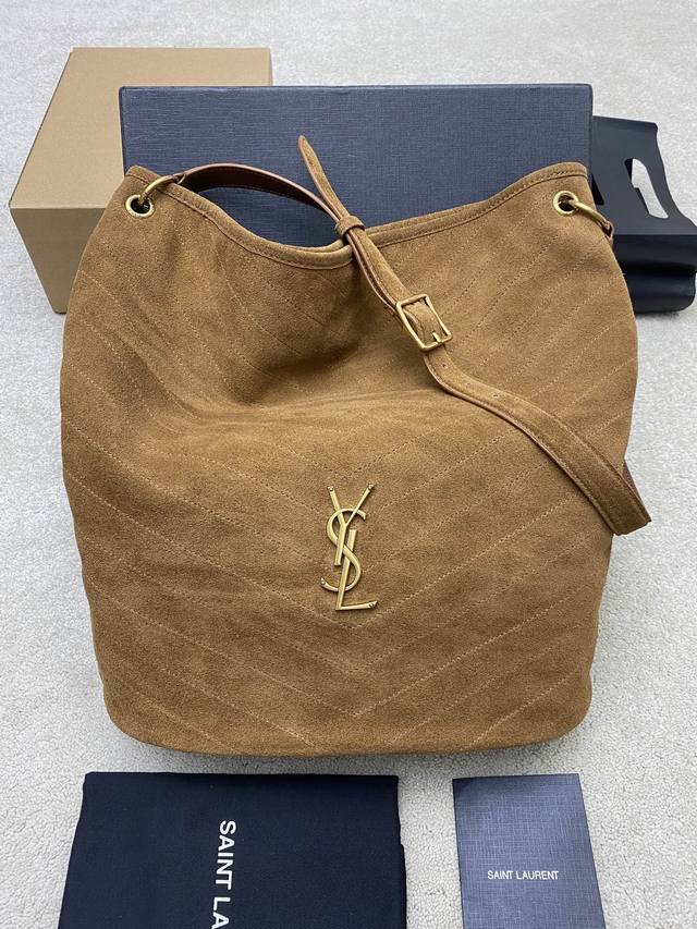 原厂皮 Y家新款 Niki 麂皮腋下水桶包！今年秋季超级绝美的焦糖干吧邑色。饰以 Le Cassandre 和 V 形绗缝明缝线，麂皮本来色泽就浓郁 很有质感，