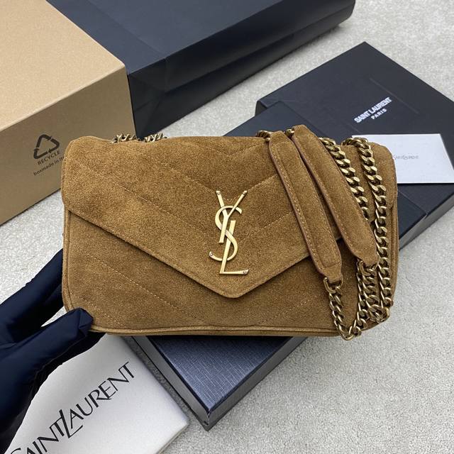 原厂皮 焦糖磨砂皮 古金 25早春新款Loulou小号，质感细腻高级！麂皮手感柔柔软软的，很有光泽感、配有可拆卸卡包。搭配滑动式链条。双链条设计，多种背携方式，