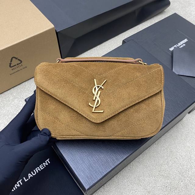 原厂皮 焦糖磨砂 金 25秋冬新款Loulou迷你，质感细腻高级！麂皮手感柔柔软软的，配有可拆卸卡包。搭配滑动式链条。双链条设计，多种背携方式，可以根据自己的需