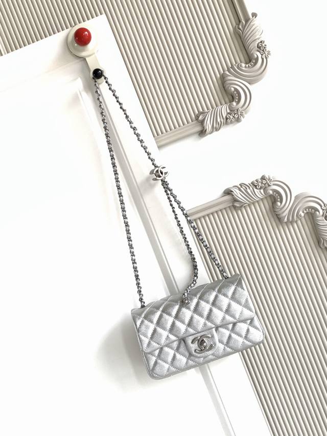 小号 中号 大号 5759中号 Chanel 25B双C调节扣方胖子、回归款双Logo链条包复古感的小球纹，既拥有小球纹柔软细腻的外表，小巧精致点缀在包链两头双