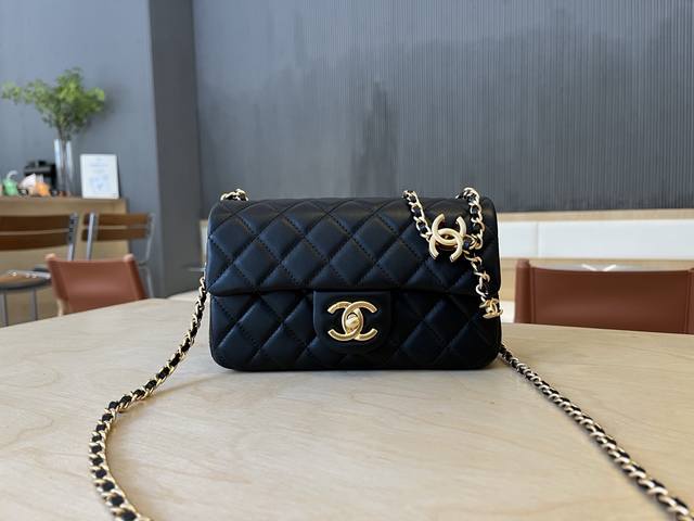 小号 中号 大号 As5759 Chanel 25B 绝美双C扣 Cf系列 小羊皮配金色金属 链条双C调节设计 这一季的亮点 精致又时尚 质感柔软舒适 容量也很 小号 中号 大号 As5759 Chanel 25B 绝美双C扣 Cf系列 小羊皮配金色金属 链条双C调节设计 这一季的亮点 精致又时尚 质感柔软舒适 容量也很