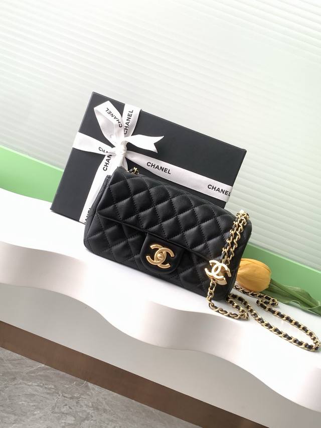 小号 中号 大号 25B双C调节扣方胖子、回归款双Logo链条包复古感的亮面羊皮，既拥有羊皮柔软细腻的外表，小巧精致点缀在包链两头双调节Logo，等等 可以调节