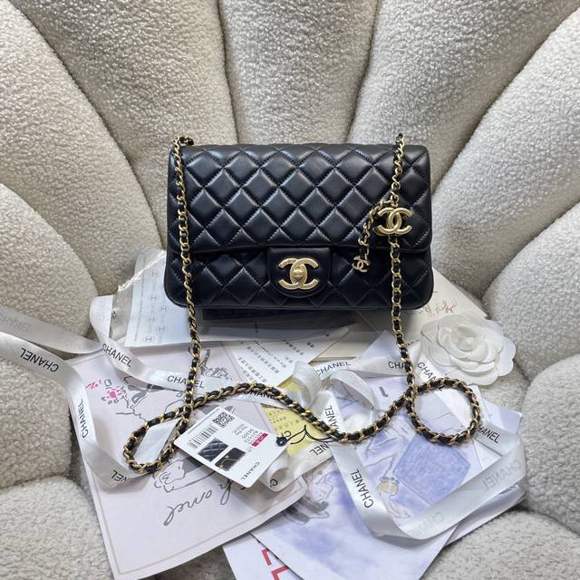 小号 中号 大号 23Cm，25B 绝美双C扣 Cf系列 As5756 小羊皮配金色金属 链条双C调节设计 这一季的亮点 精致又时尚 质感柔软舒适 容量也很实用