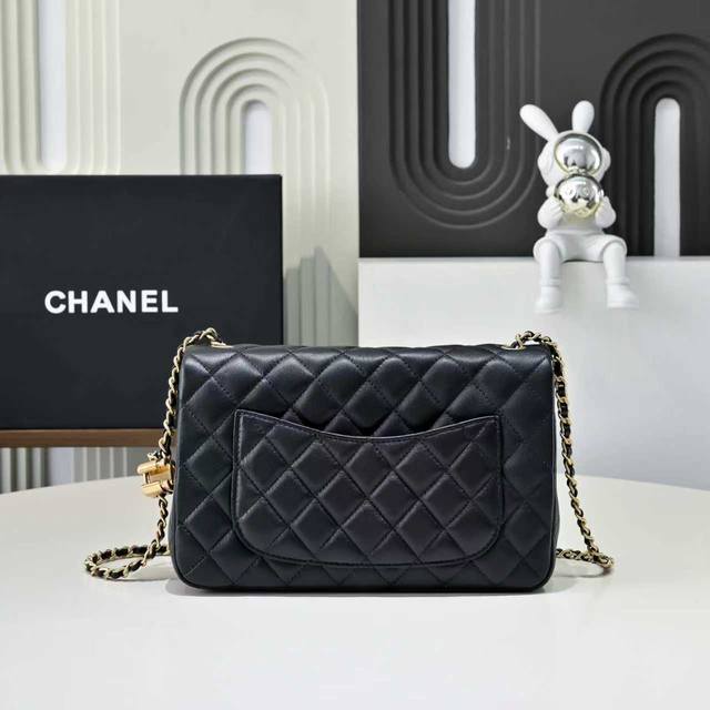 小号 中号 大号 25B双C调节扣方胖子回归 大号 双Logo链条包复古感的亮面羊皮，既拥有羊皮柔软细腻的外表，小巧精致点缀在包链两头双调节Logo，等等 可以