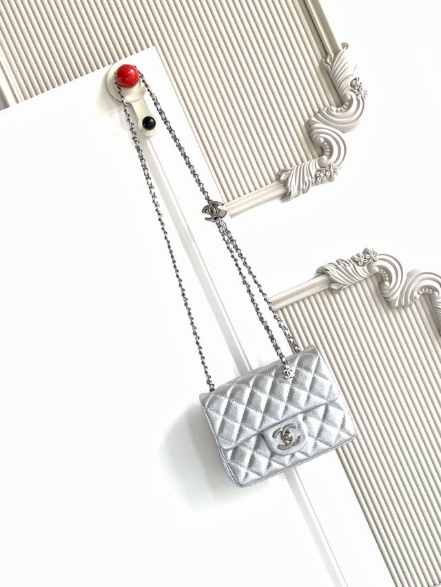 小号 中号 大号 5758小号 Chanel 25B双C调节扣方胖子、回归款双Logo链条包复古感的小球纹，既拥有小球纹柔软细腻的外表，小巧精致点缀在包链两头双