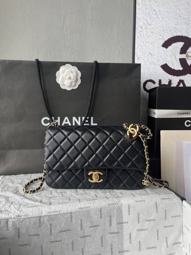 小号 中号 大号 顶级货_ 法国 高端定制品 Chane1 Chanel 25B 绝美双C扣 Cf系列 As5756 小羊皮配金色金属 链条双C调节设计 这一季