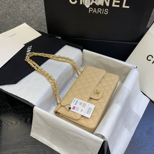 Cf1112。2.55尺寸：25Cm：百年经典Cf。顶级复刻手工制作，绣花由进口专业秀花机和顶级师傅操作，一针一线丝何不差精工细琢，包身重量与正品媲美，皮质采用