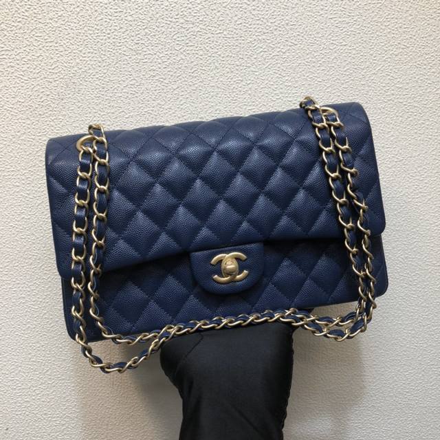 尺寸：25.5*15.5*7Cf2.55经典 1112#市面最顶级版本 复古做旧鎏金五金扣 最新细球纹原厂小牛皮 内里配顶级羊皮 纯钢五金 尺寸：25.5*15