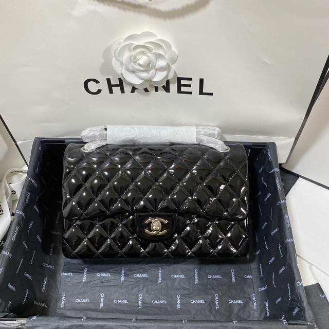 原单品质Cf 1112漆皮 中号25Cm 进口软漆皮小牛皮 最新升级版市场独家好货，可以进出专柜对比的顶尖货，皮质细节及做工看图片哦，堪称完美！欢迎货比三家