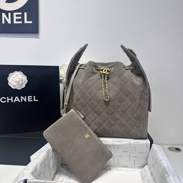 25C灰色鹿皮嘻哈包 香奈儿 Chanel Hobo 腋下包 嬉皮腋下包大号 复古金币纽扣抽绳水桶包+菱格纹 经典链条设计，高级感十足！日常出行必备，外观精美，