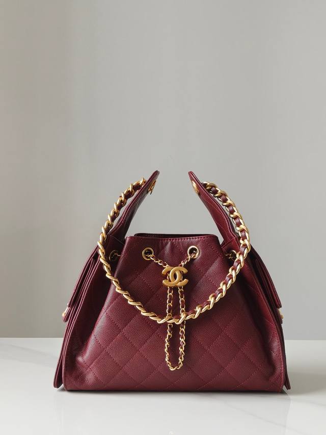 正品级 全新到货 早春 嬉皮购物包小号 枣红色 专柜售价购入开发 秀场大热门嬉皮购物袋 设计独特，相当霸气的风格 超大容量轻松装下日常所需 逛街、旅行都是超高值