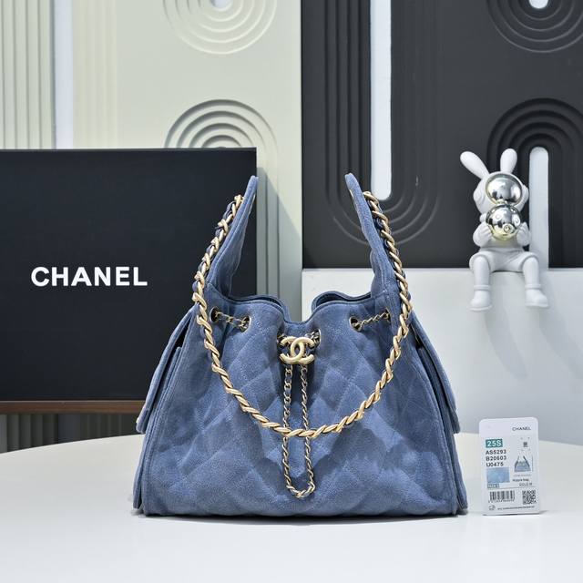 多口袋Hobo包是这一季的风标，秀场推出后营销的异常火热。多口袋的设计简直将随性慵懒感拉满 咖啡色麂皮配上油亮五金双C Logo 街头感廓形+巨能装的容量，背上