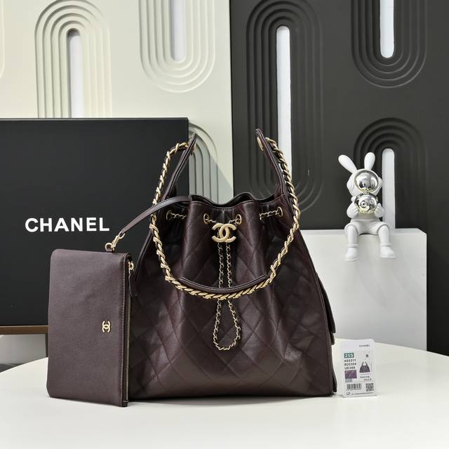 多口袋Hobo包是这一季的风标，秀场推出后营销的异常火热。多口袋的设计简直将随性慵懒感拉满 咖啡色麂皮配上油亮五金双C Logo 街头感廓形+巨能装的容量，背上