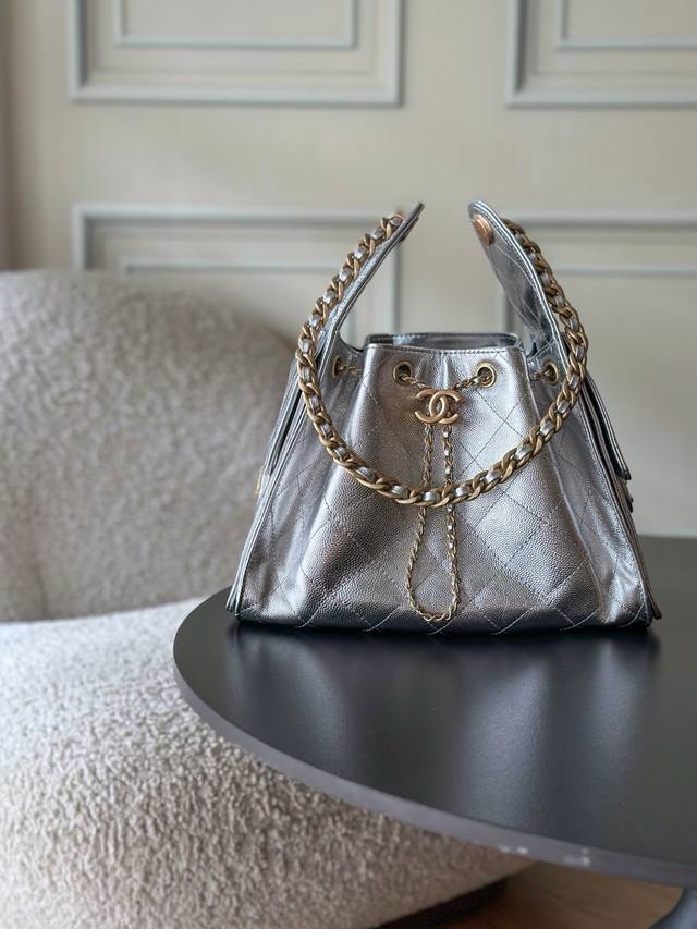 全新到货 早春 嬉皮购物包小号，0购入开发 25C年度最爆的香家牛皮嘻哈包 香奈儿 Chanel Hobo 腋下包 嬉皮腋下包小号 复古金币纽扣抽绳水桶包+菱格