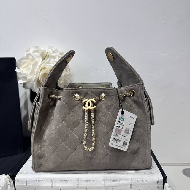 25C 浅灰鹿皮 牛皮嘻哈包 香奈儿 Chanel Hobo 腋下包 嬉皮腋下包小号 复古金币纽扣抽绳水桶包+菱格纹+复古黑金 经典链条设计，高级感十足！日常出